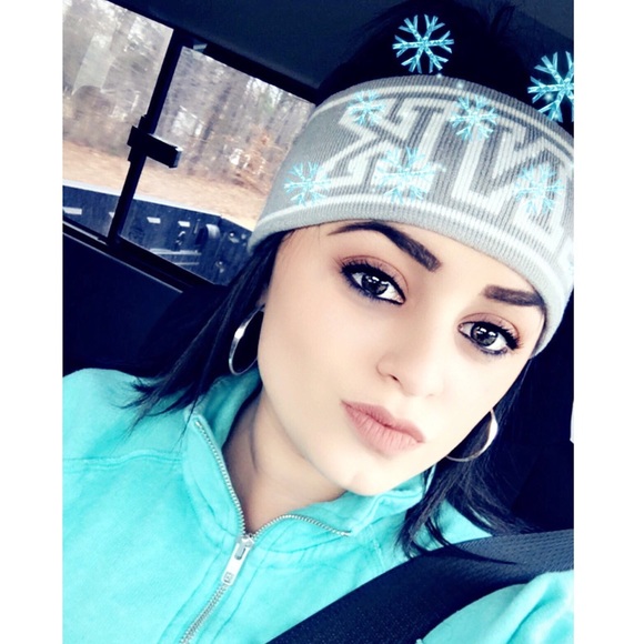 Meet your Posher, Alex Shea Atkins - Picture 1 of 8